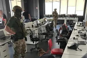 Окремо закон встановлює відповідальність для людей, які не входять до шахрайської організаці