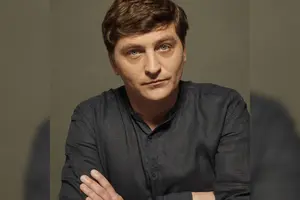 В’ячеслав Довженко є актором Київського академічного драматичного театру на Подолі