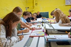 Діти під час уроку в укритті, ілюстративне фото