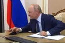 Загубив курсор і подякував комп’ютеру: відео, як 73-річний Путін голосував, підірвало мережу