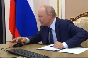 Російський диктатор довго вдивляється в монітор, шукає курсор і кілька разів клацає мишкою, перш ніж завершити процедуру