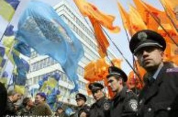 Демократія по-українськи: крок вперед, два назад