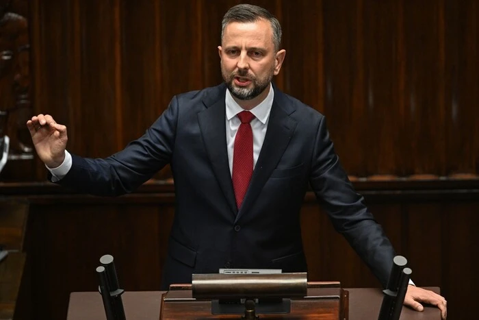 «Цькування українців має межі»: міністр оборони Польщі емоційно відповів опозиції