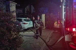 Рятувальники ліквідовують наслідки ворожої атаки 