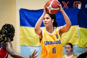 Діке провела чотири роки у американському студентському баскетболі