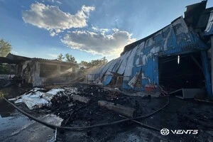 Зруйновані виробничі та складські корпуси підприємства у Боярці після нічного обстрілу 20 вересня