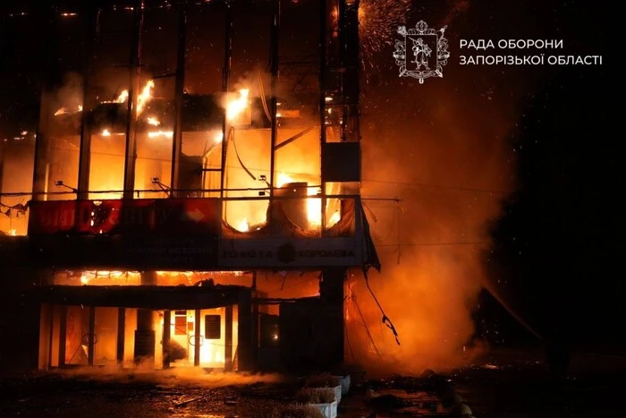 Ворог атакував Запоріжжя: горить ТЦ, пошкоджено університет