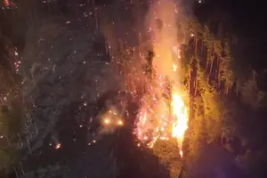 Через складний гірський рельєф і сильні пориви вітру вогонь почав швидко поширюватися