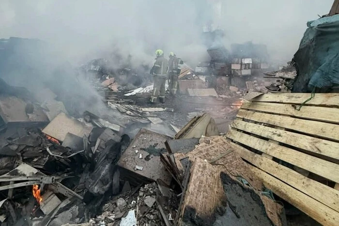У Голосіївському районі Києва після ранкового обстрілу сталася пожежа (фото)