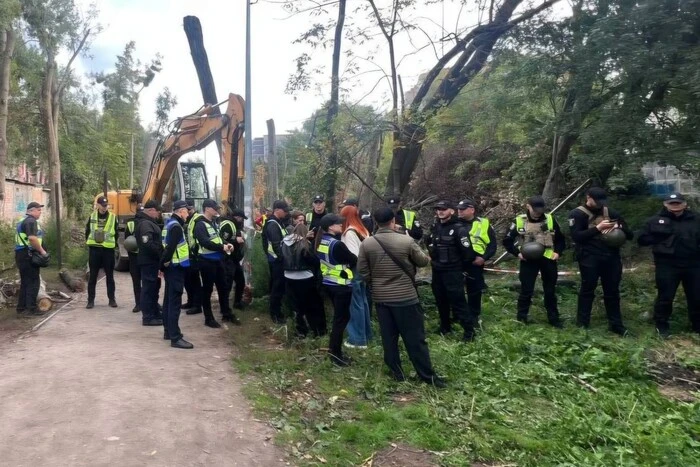 Скандал довкола теплотраси на Теремках. Під час протесту травмувалася жінка
