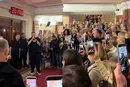 Заброньована «Друга ріка» заспівала з глядачами під час повітряної тривоги (відео)