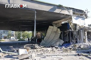 Наслідки ворожого удару по АЗС у Дарницькому районі столиці