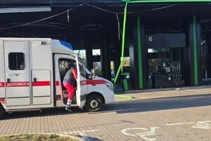 Медики на місці влучання в АЗС мережі UPG на Харківському шосе