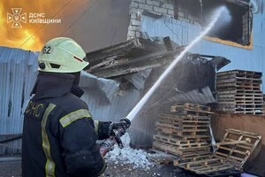 Рятувальники гасять пожежу на території складу у Бучанському районі 