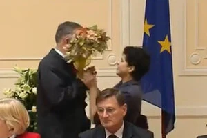 Дарина Степаненко вдарила Дмитра Табачника букетом квітів