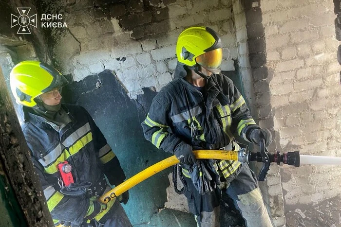 У Дарницькому районі Києва після обстрілу горить складське приміщення