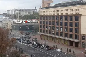 О 9:00 на Хрещатику поліцейські виходять на проїжджу частину та зупиняють автомобілі
