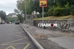 Скляні павільйони розташовані неподалік зруйнованого заводу «Артем» та інших пошкоджених вибухами об’єктів