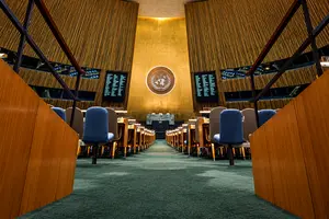 Кислиця показав «ООН 2026 року», опублікувавши фото крісел зали, що розсипаються від старості