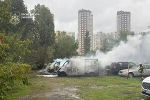 На одній з парковок димлять пошкоджені автівки