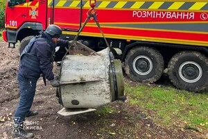 Сапери вантажать залишки ракети «Іскандер-М» для подальшої утилізації