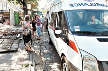 Скандальная стройка на «Театральной»: двухметровый забор рухнул на прохожих