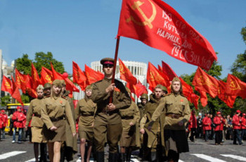 Зачем Янукович сначала разрешил, а потом запретил Знамя Победы