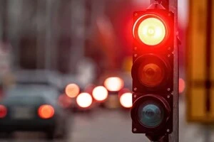 Хвилина мовчання в Києві: режим «Усім червоний» запроваджено ще на 73 світлофорах (список)