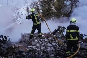 На Бориспільщині через влучання спалахнуло деревообробне підприємство