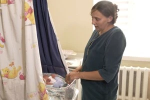 Мама Анна разом з немовлятами
