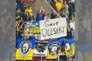 Банер «Save Oleshky» на трибунах під час матчу