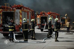 Рятувальники ДСНС працюють на місці пожежі в житловому будинку 