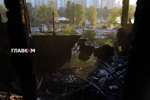 Віконна рама та балконні двері в оселі вибиті й обвуглені