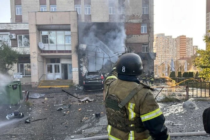 Атака на Київ: у Голосіївському районі з охопленої димом будівлі врятовано двох людей