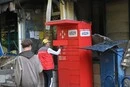 «З чого їх роблять?»: біля атакованого РФ будинку в Києві помічено вцілілий поштомат