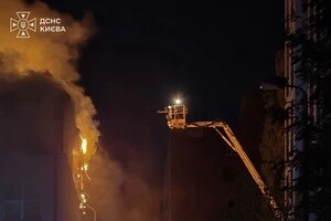 Нічна пожежа після атаки російського дрона у Подільському районі Києва