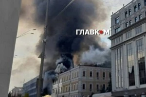 Охоплена вогнем будівля Національної академії наук України