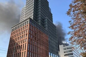 Через дорогу від атакованого об'єкта розташований Конституційний Суд України