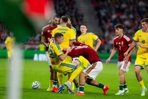 Мілош Керкез (у центрі) швидко опинився на землі після спалаху емоцій