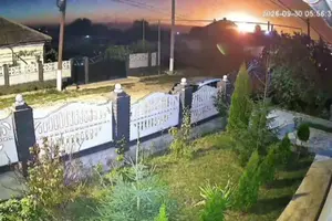 Поліція закликала мешканців не наближатися до підозрілих уламків або інших невідомих предметів та не перебувати поблизу місця інциденту