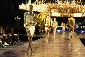 Показ колекції Ентоні Ваккарелло відбувся перед Ейфелевою вежею