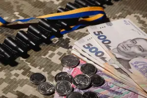 Тоді – усім по 1000 грн. Тепер – де взяти $27 млрд? Як за рік змінилася українська реальність