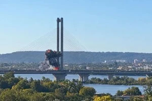 На місці влучання у Південний міст сталося займання