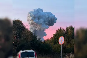 Стовп диму накрив Краснозаводськ після серії вибухів