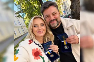 Ірина Федишин з Віталієм Човником отримали медалі від бригади ЗСУ