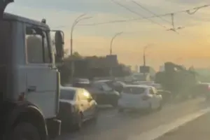 Південний міст повністю закритий для руху транспорту в обох напрямках. На мосту Метро рух із лівого на правий берег обмежили однією смугою