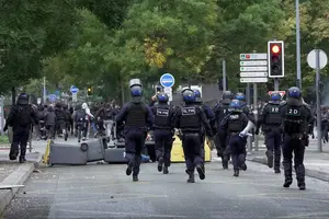 Сотні шкіл 2 жовтня залишаться закритими. Що відомо про протести у Франції