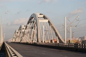 Залізнично-автомобільний мостовий перехід, що в народі називають Дарницький міст, є найширшим мостом столиці