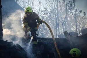 Рятувальники гасять пожежі у місцях влучань