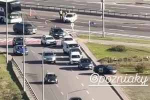 Водії почали об'їжджати загородження на Південному мосту